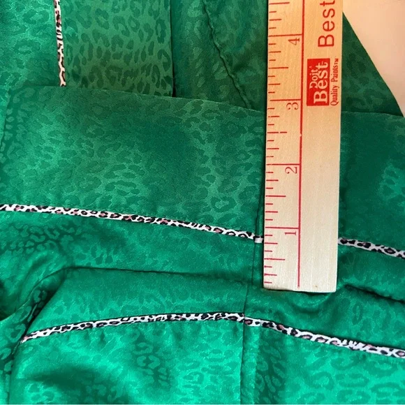 VS Satin Silky Pajama Shorts Bottoms Sz XL Kelly Green Animal Print Lingerie - Picture 4 of 5